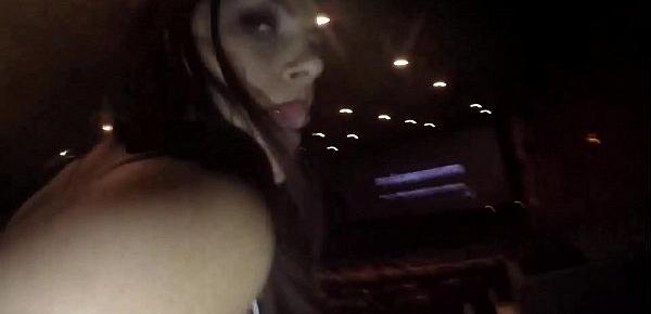  En la última fila del teatro! (Es un video POV) mientras se reproduce la película, vemos a Valentina tocando su coño, montando el enorme pene de Nacho y tragando semen.
